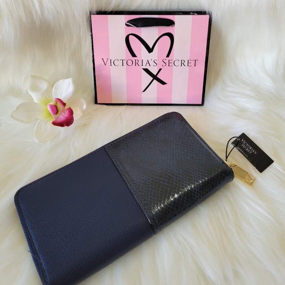 🩷🩷Victoria’s Secret zip around Wallet🩷🩷 - Picture 2 of 6